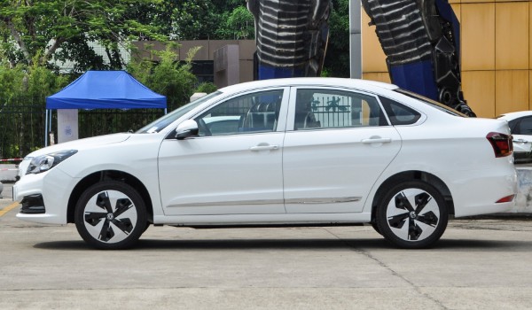 東風(fēng)e70電動(dòng)汽車報(bào)價(jià) 新車售價(jià)13萬(wàn)元一輛(分期首付4萬(wàn))