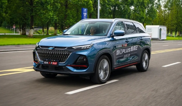 長安歐尚x7plus2022款自動擋，藍鯨版報價9萬起（搭載1.5T+7DCT動力）