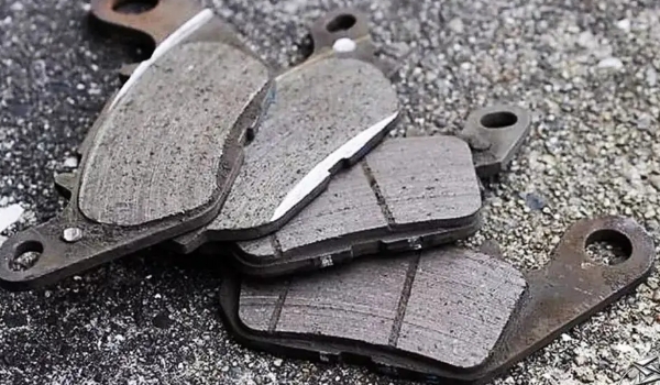 4個剎車片一般多少錢，根據(jù)車型和剎車片材料定價（一般一到三百之間）