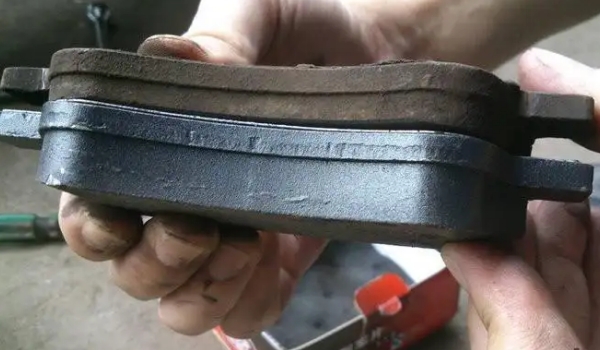 4個剎車片一般多少錢，根據(jù)車型和剎車片材料定價（一般一到三百之間）