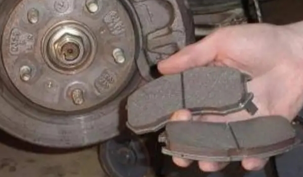 剎車(chē)片多久換一次，更換周期3到5萬(wàn)公里