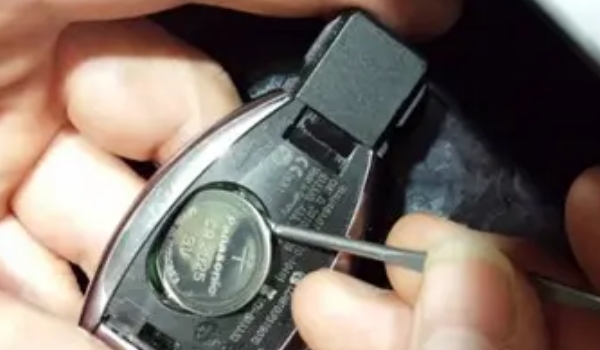 奔馳鑰匙電池怎么換，大部分鑰匙的電池型號是cr02253v（內(nèi)附更換步驟）