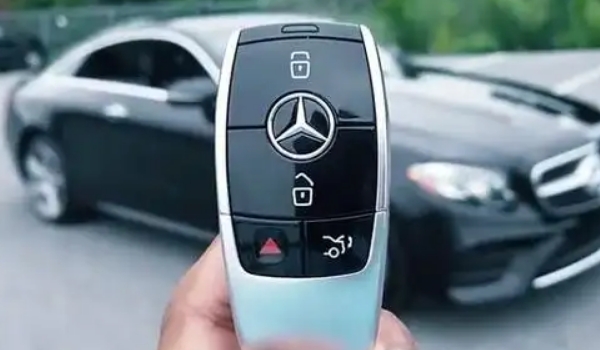 奔馳鑰匙電池怎么換，大部分鑰匙的電池型號是cr02253v（內(nèi)附更換步驟）