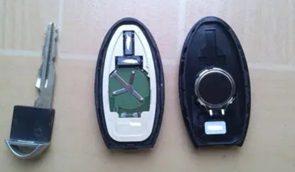 尼桑騏達車鑰匙怎么換電池，電池型號SONYCR2025（內(nèi)附更換步驟）