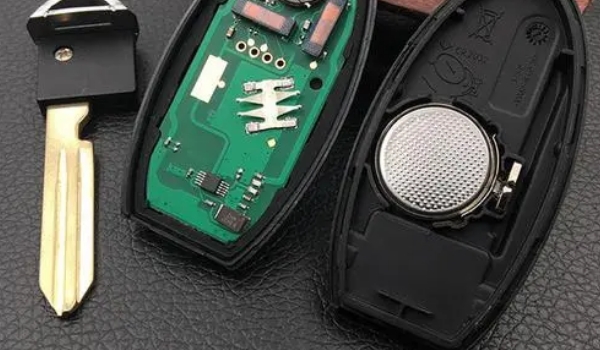 尼桑騏達車鑰匙怎么換電池，電池型號SONYCR2025（內(nèi)附更換步驟）