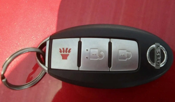 尼桑騏達車鑰匙怎么換電池，電池型號SONYCR2025（內(nèi)附更換步驟）