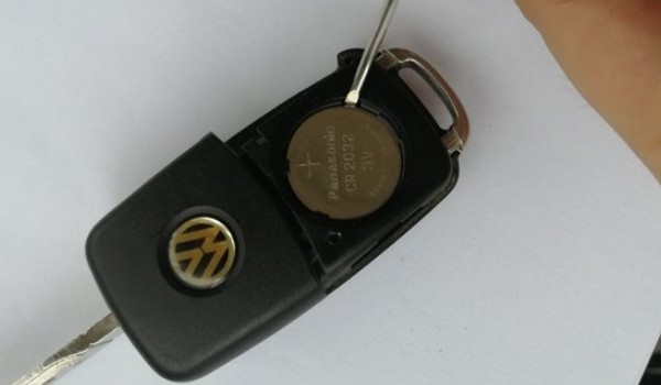大眾車(chē)鑰匙換電池圖解 僅需四個(gè)操作步驟(電池每三年更換一次)
