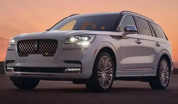 林肯飛行家的參數(shù)配置 搭載3.0T發(fā)動機(jī)(車身長達(dá)5米)