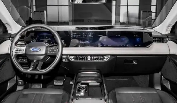 福特蒙迪歐怎么樣，標(biāo)配2.0T+8AT的動力總成（尺寸參數(shù)越級）