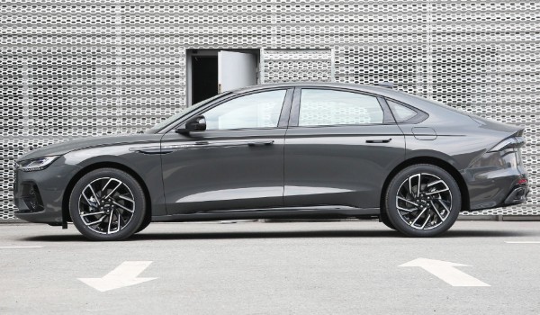 林肯z怎么樣,值得買嗎? 搭載2.0T發(fā)動機(車身長達4.9米)