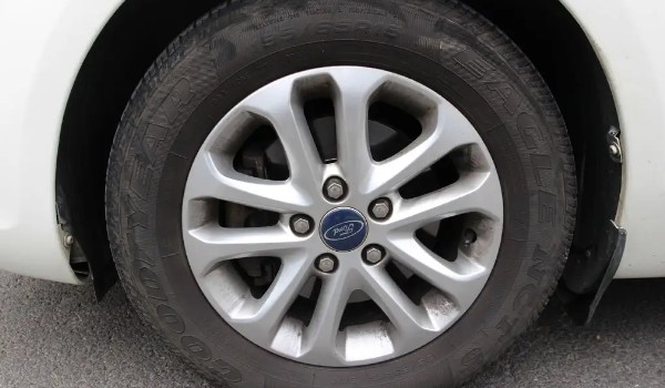 福特?？怂馆喬バ吞栆?guī)格 輪胎型號235/40 r18(固特異輪胎)