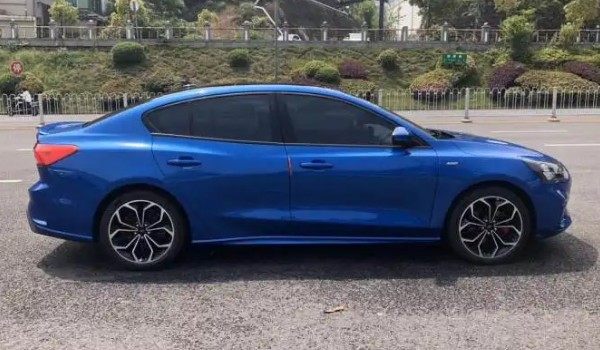 福特?？怂故鞘裁醇墑e的車 定位a級轎車(車身長達4404mm)