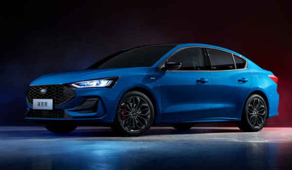 福特?？怂故菐赘装l(fā)動(dòng)機(jī) 2022款為四缸發(fā)動(dòng)機(jī)(最大馬力177匹)