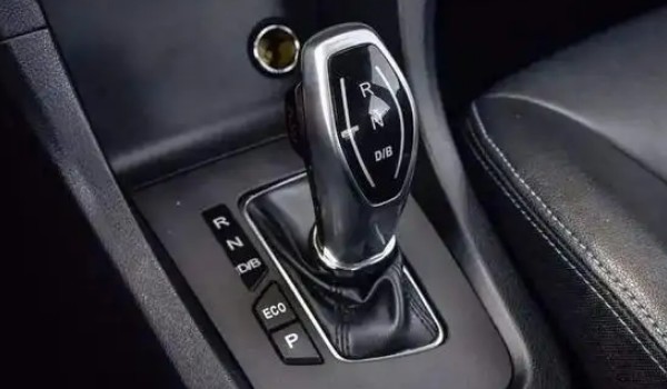 自動(dòng)擋車(chē)點(diǎn)火時(shí)應(yīng)該掛什么檔位 P檔或N檔都可以(N檔更好一些)