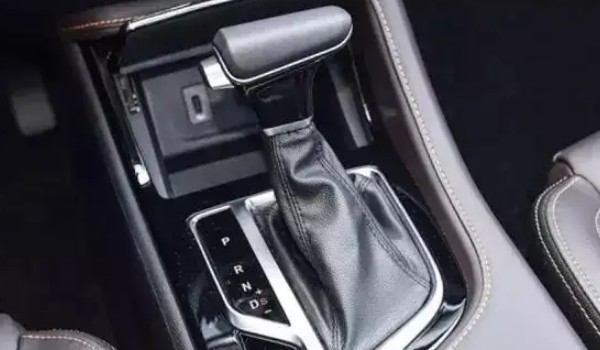 自動(dòng)擋車(chē)點(diǎn)火時(shí)應(yīng)該掛什么檔位 P檔或N檔都可以(N檔更好一些)