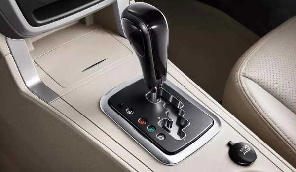 自動(dòng)擋車(chē)點(diǎn)火時(shí)應(yīng)該掛什么檔位 P檔或N檔都可以(N檔更好一些)