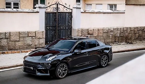 領克03+配置參數公布，標配2.0T+8AT動力（采用4門5座三廂車結構）