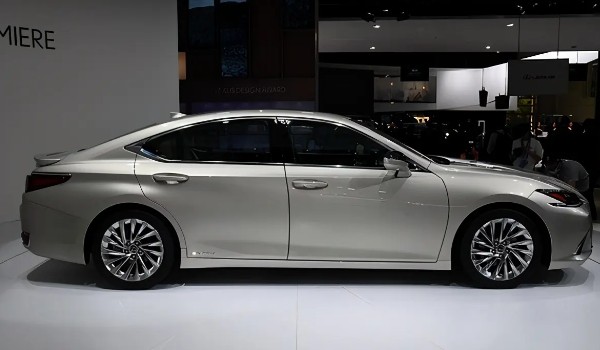 雷克薩斯es200分期首付多少錢(qián) 分期首付8萬(wàn)(36期月供6206元)