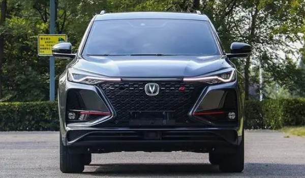 長(zhǎng)安cs75plus藍(lán)鯨版2022款參數(shù) 搭載2.0T發(fā)動(dòng)機(jī)(車(chē)身長(zhǎng)達(dá)4.7米)