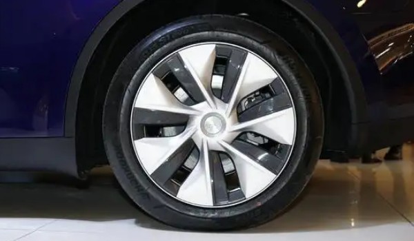 特斯拉model y輪胎型號(hào) 前后輪不一樣(前輪型號(hào)255/35 r21)
