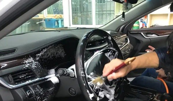 汽車內(nèi)飾多久清洗一次 3個(gè)月清洗一次(更換季時(shí)清洗)