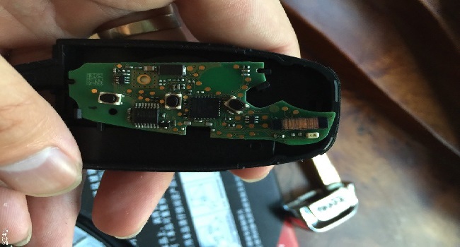 奧迪a6鑰匙換電池圖解，自己更換電池易如反掌