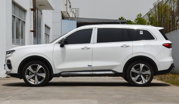 福特領(lǐng)裕真實口碑 動力性能強(qiáng)勁(車身長達(dá)4.9米)