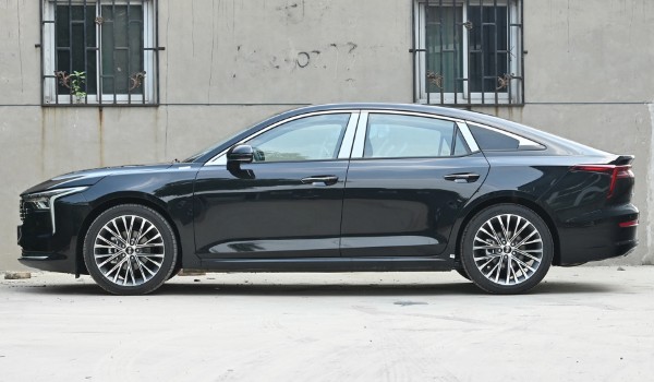 奔騰b70新款到底怎么樣 搭載2.0T發(fā)動機(jī)(車身長達(dá)4.8米)