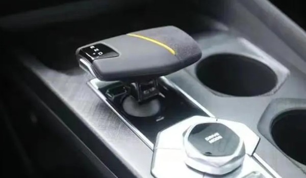 長安uni-v最新款是自動(dòng)擋嗎 是自動(dòng)擋(7DCT和8AT兩款變速箱)