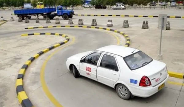 學(xué)車(chē)要多少錢(qián) 學(xué)車(chē)要9000元(不同地區(qū)價(jià)格不同)