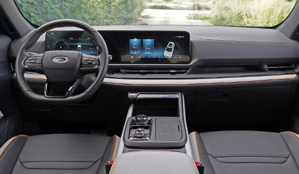 福特領?？诒趺礃?車身長達4.6米(搭載1.5T發(fā)動機)