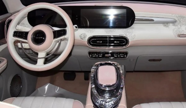 女士新能源小型車推薦 歐拉芭蕾貓售價19萬(續(xù)航500km)