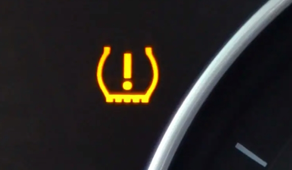 輪胎壓力警告燈亮怎么處理 需要及時(shí)補(bǔ)充胎壓（保證車(chē)輛安全行駛）