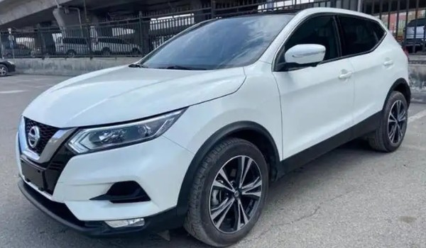 逍客二手車報(bào)價(jià)及圖片 2017款逍客二手價(jià)8萬(wàn)(表顯里程8.44萬(wàn)公里)