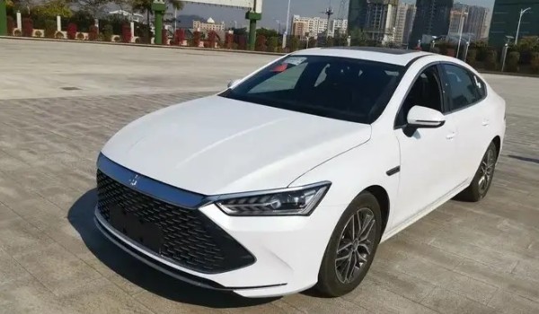 比亞迪秦油電混合價格2021款 秦油電混合售價11萬(落地12萬)