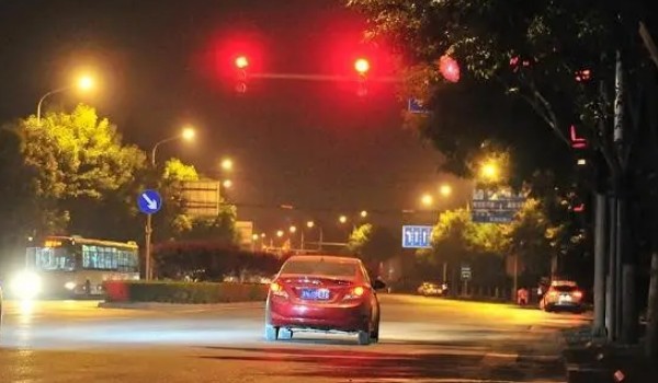 2022年闖紅燈不再扣6分 越線停車扣1分(抵達對面扣6分)