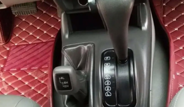 自動擋汽車的正確駕駛步驟 踩剎車，松手剎，掛檔，松剎車，踩油門