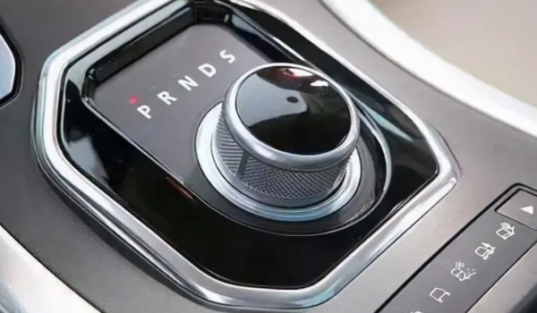 自動擋汽車的正確駕駛步驟 踩剎車，松手剎，掛檔，松剎車，踩油門