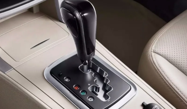 自動擋汽車的正確駕駛步驟 踩剎車，松手剎，掛檔，松剎車，踩油門