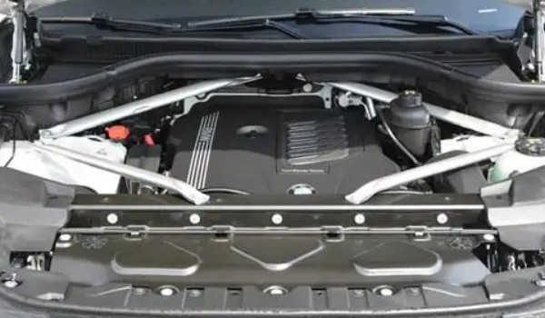 寶馬x5買(mǎi)2.0t還是3.0t 有錢(qián)直接上3.0t(動(dòng)力強(qiáng)駕乘舒適性高)