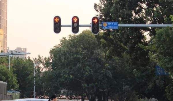 闖紅燈幾天可以查到違章信息 3~7天的時(shí)間可以查詢(xún)得到（盡快處理）