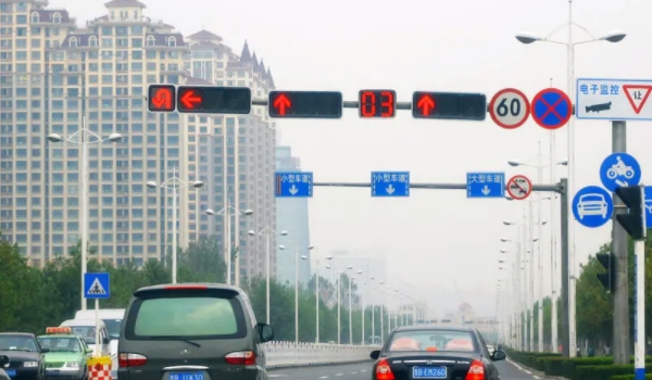 闖紅燈幾天可以查到違章信息 3~7天的時(shí)間可以查詢(xún)得到（盡快處理）