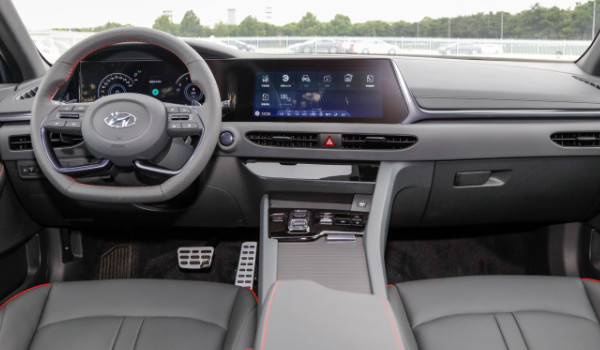 現(xiàn)代索納塔怎么樣值得入手嗎 油耗實測7.5L(輸出馬力可達240匹)