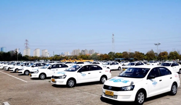 無證駕駛怎么處罰 拘留15天、處以200元以上2000元以下罰款