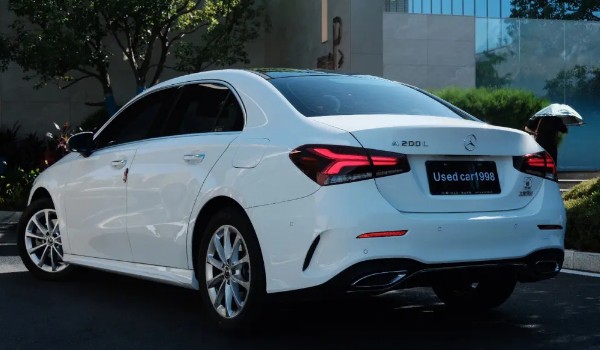 奔馳a級(jí)油耗高嗎 百公里油耗7.9L(一公里消耗7毛錢(qián))