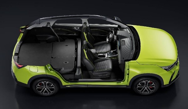 寶駿rs3和五菱星馳哪個(gè)好 星馳車身長達(dá)4365mm(寶駿rs3配置豐富)