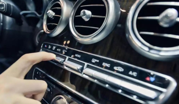 汽車停車的時候可以開空調(diào)嗎 可以使用空調(diào)（保持發(fā)動機運行）