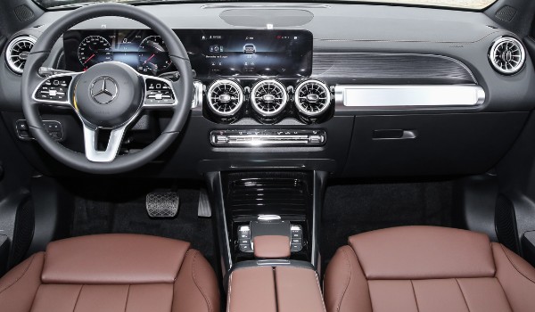 奔馳glb和寶馬x1買哪個(gè) 奔馳glb車長4.6米(配置非常豐富)