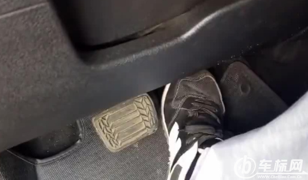 自動擋的剎車太靈敏了怎么辦 根據(jù)路況適當踩剎車（調(diào)整剎車）