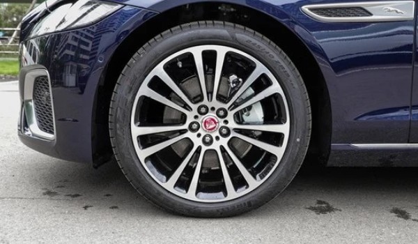 捷豹xfl輪胎型號(hào)規(guī)格是多少 輪胎型號(hào)245/40 r19(倍耐力輪胎)